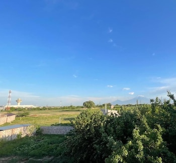 ruz and arian near zvartnots airport