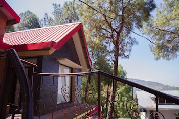 classic pine view villa kasauli