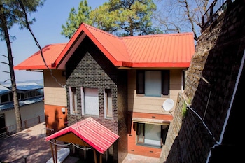classic pine view villa kasauli