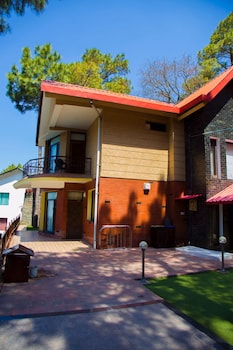 classic pine view villa kasauli