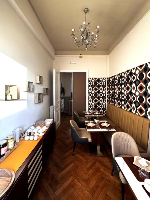 bed and chic art rooms