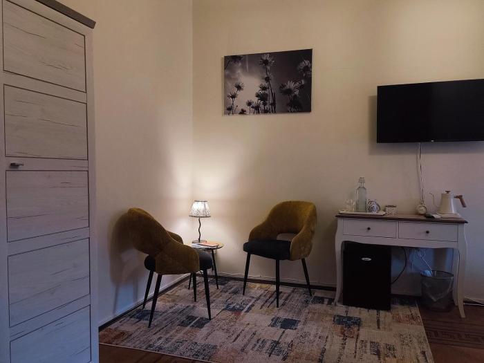 bed and chic art rooms