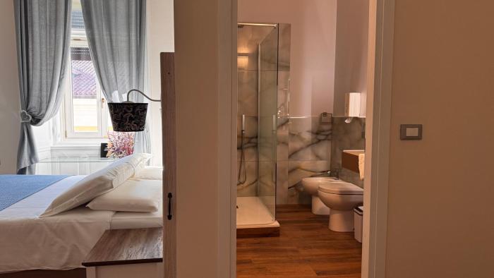 bed and chic art rooms