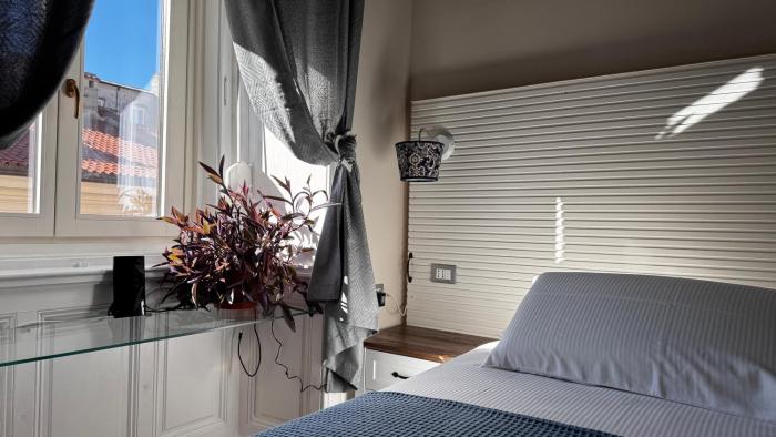 bed and chic art rooms