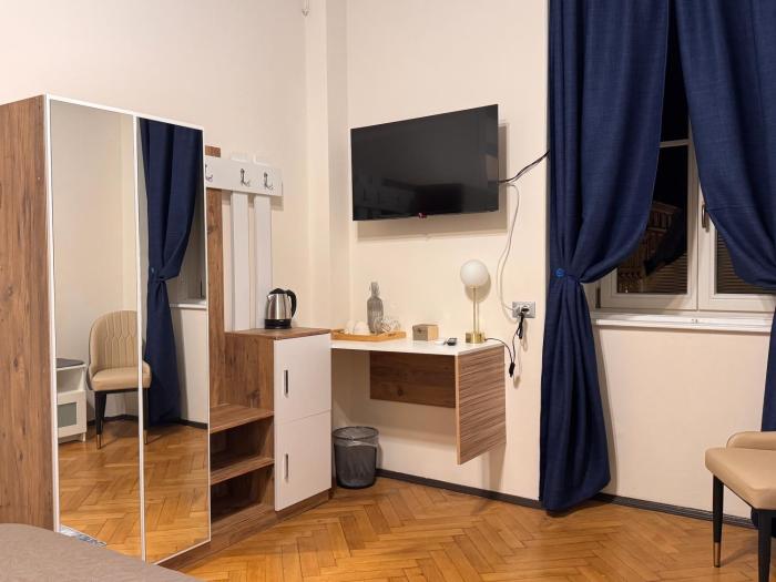 bed and chic art rooms