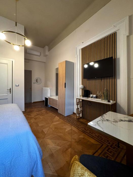 bed and chic art rooms