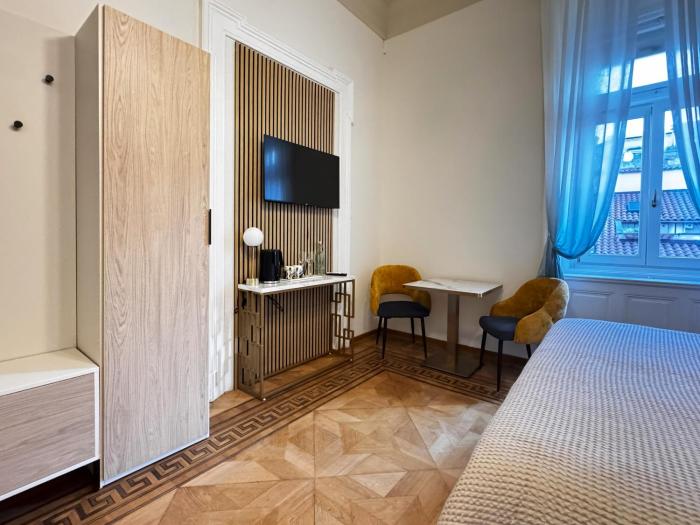 bed and chic art rooms