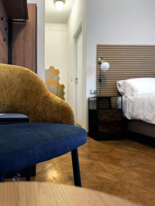bed and chic art rooms