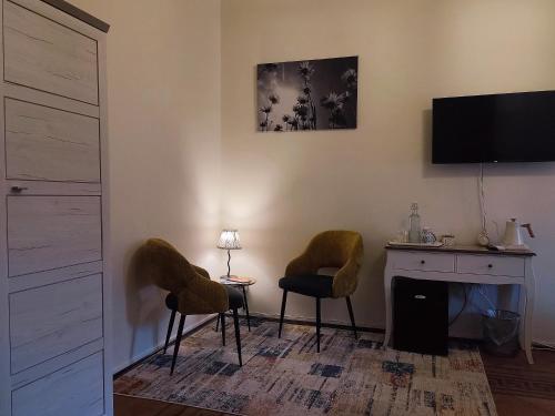 bed and chic art rooms