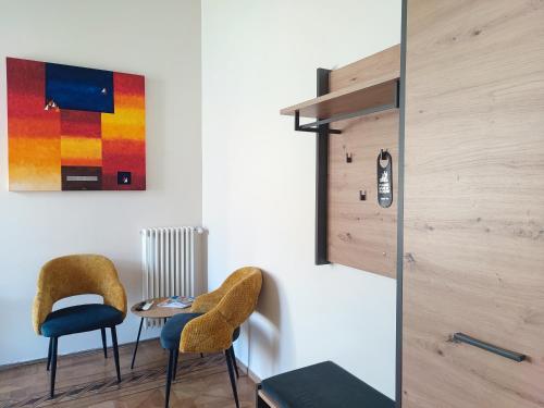 bed and chic art rooms
