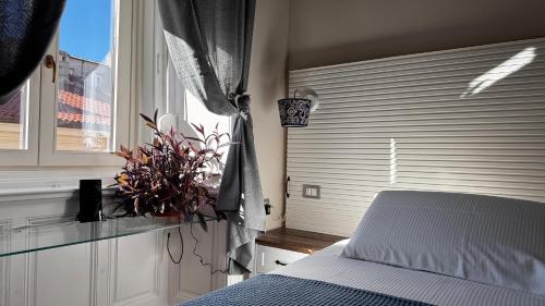 bed and chic art rooms