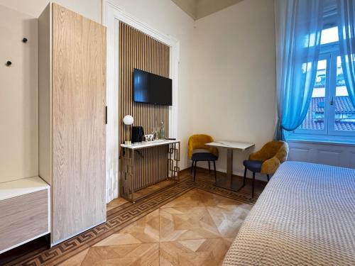 bed and chic art rooms