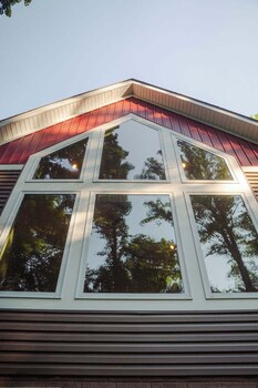 modern 2 bd cabin with hot tub and games and central loc