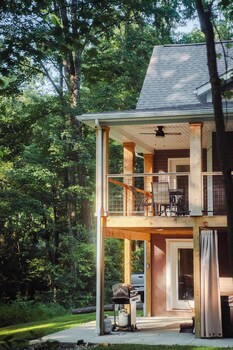 modern 2 bd cabin with hot tub and games and central loc