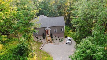modern 2 bd cabin with hot tub and games and central loc