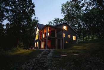 modern 2 bd cabin with hot tub and games and central loc