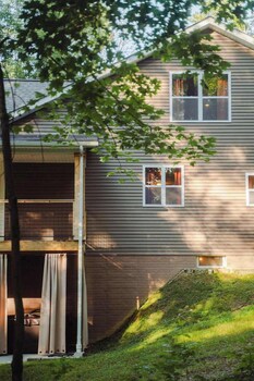 modern 2 bd cabin with hot tub and games and central loc