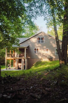 modern 2 bd cabin with hot tub and games and central loc