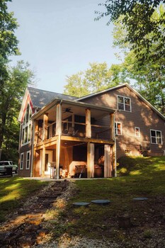 modern 2 bd cabin with hot tub and games and central loc