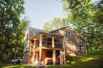 modern 2 bd cabin with hot tub and games and central loc