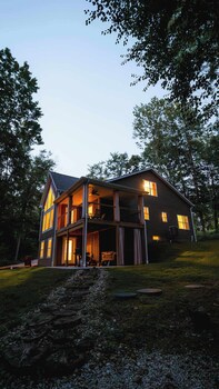 modern 2 bd cabin with hot tub and games and central loc