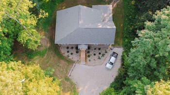 modern 2 bd cabin with hot tub and games and central loc