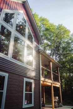 modern 2 bd cabin with hot tub and games and central loc