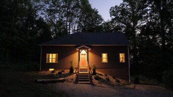 modern 2 bd cabin with hot tub and games and central loc