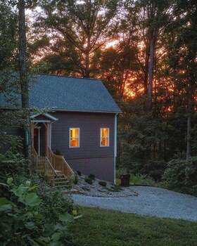 modern 2 bd cabin with hot tub and games and central loc
