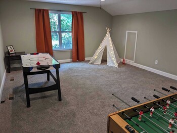 Modern 2 Bd Cabin With Hot Tub & Games & Central Loc,,3 star