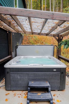 The Greenhouse With Indoor Slide Close To Hocking Hills,,3 star