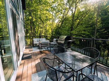 the greenhouse with indoor slide close to hocking hills