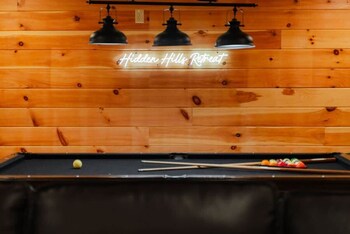 Sleeps 16! Luxury Cabin With Game Room & Hot Tub,,3 star