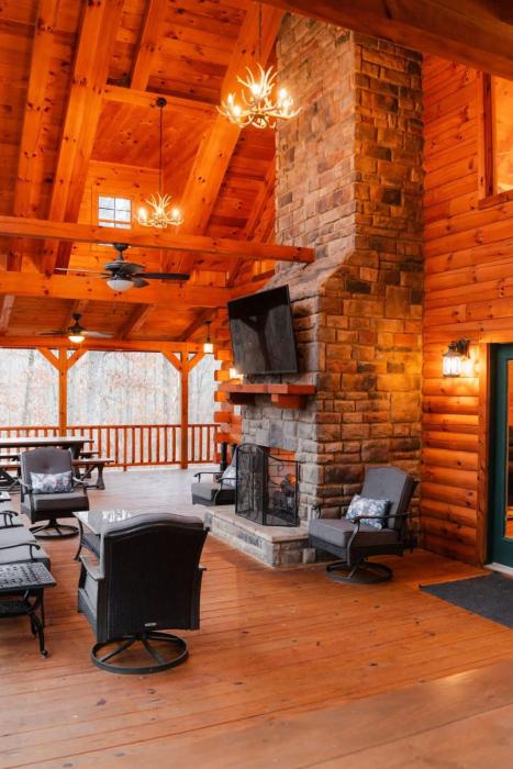 sleeps 16 luxury cabin with game room and hot tub