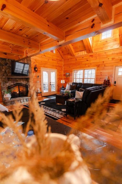 sleeps 16 luxury cabin with game room and hot tub