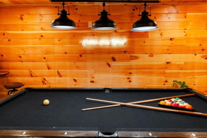 sleeps 16 luxury cabin with game room and hot tub