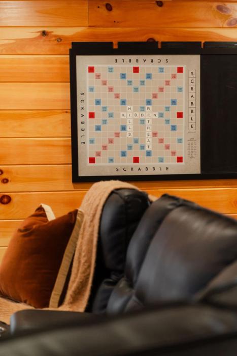 sleeps 16 luxury cabin with game room and hot tub