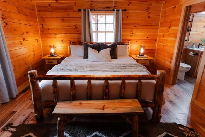 sleeps 16 luxury cabin with game room and hot tub