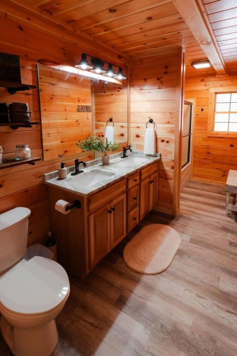 sleeps 16 luxury cabin with game room and hot tub