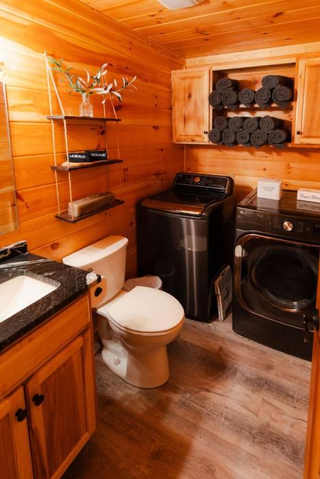 sleeps 16 luxury cabin with game room and hot tub