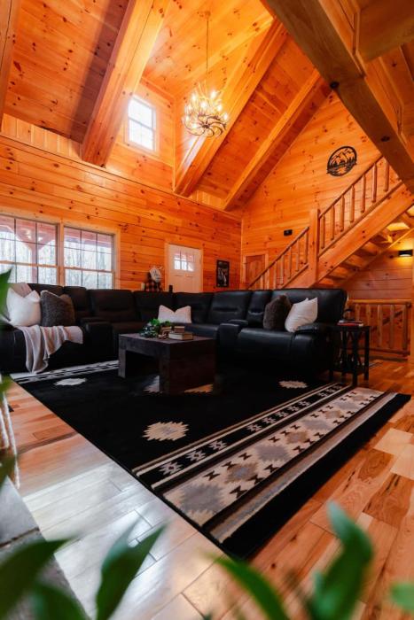 sleeps 16 luxury cabin with game room and hot tub