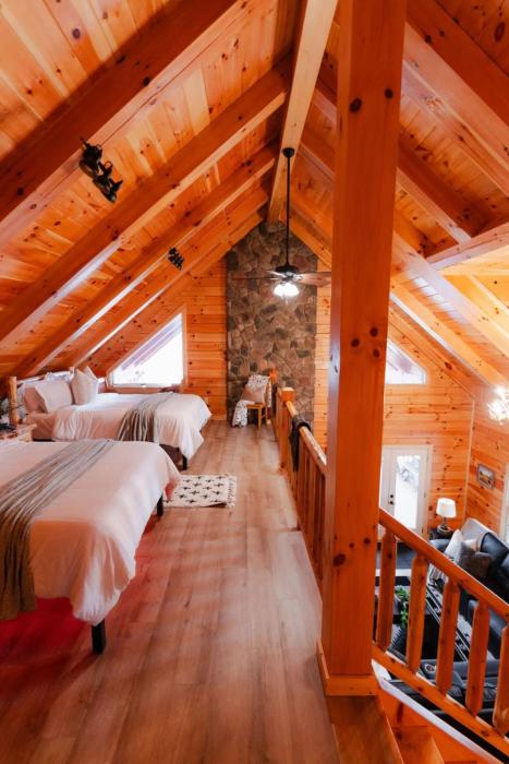 sleeps 16 luxury cabin with game room and hot tub