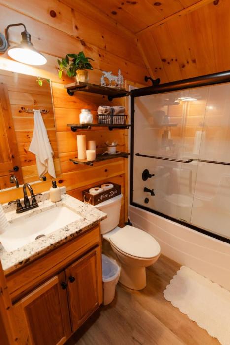 sleeps 16 luxury cabin with game room and hot tub