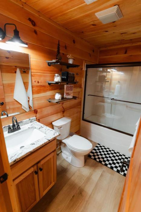 sleeps 16 luxury cabin with game room and hot tub