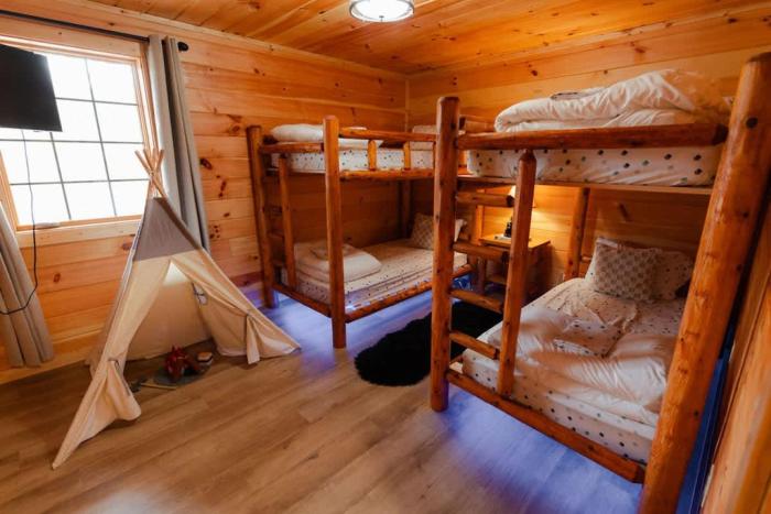 sleeps 16 luxury cabin with game room and hot tub