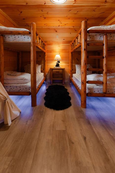 sleeps 16 luxury cabin with game room and hot tub