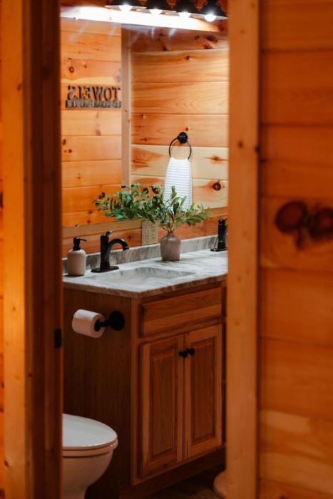 sleeps 16 luxury cabin with game room and hot tub