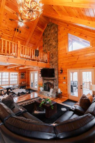 sleeps 16 luxury cabin with game room and hot tub