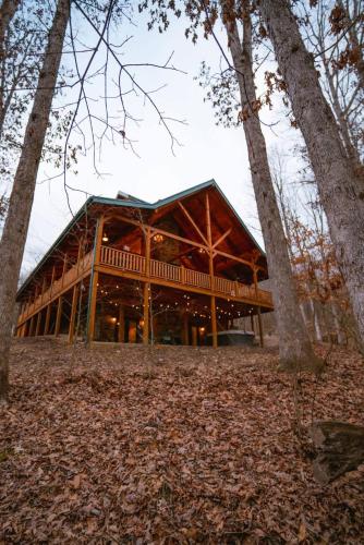 sleeps 16 luxury cabin with game room and hot tub