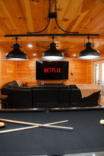 sleeps 16 luxury cabin with game room and hot tub